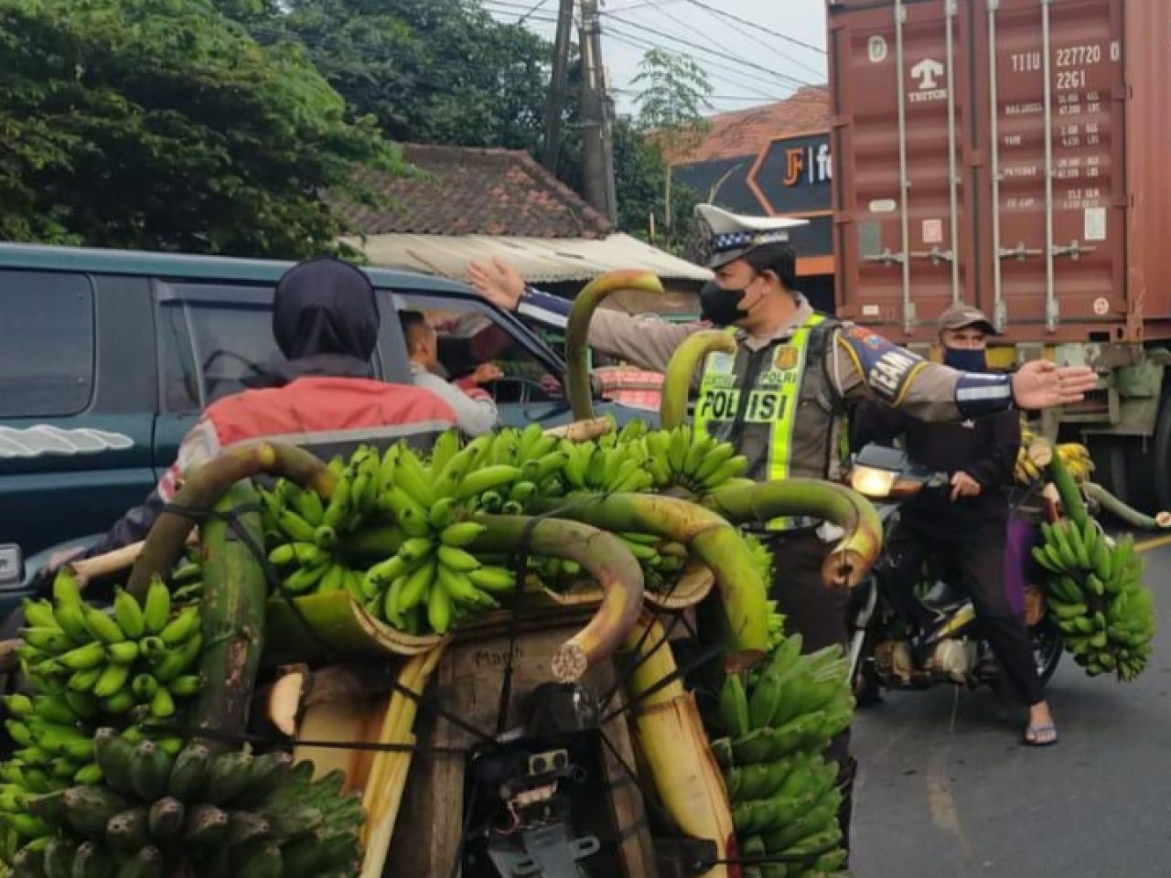 Satlantas Polres Lumajang Tegas Kawal Pagi di Pasar Wates Wetan: Tertib, Aman, dan Tanpa Kompromi!