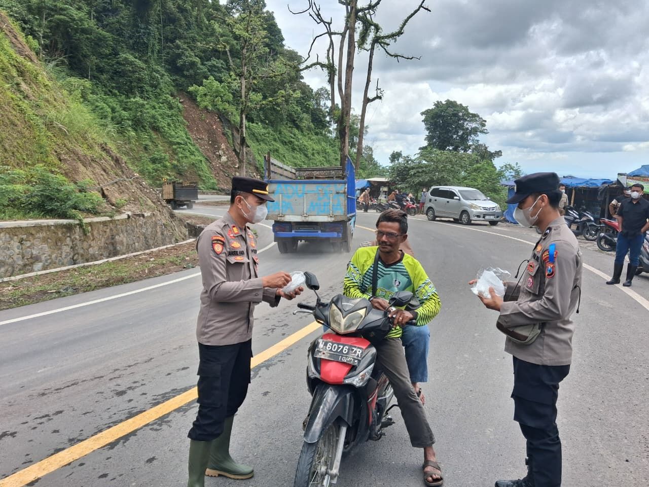 Polres Lumajang Bagikan Masker untuk Warga Terdampak Abu Vulkanik Semeru