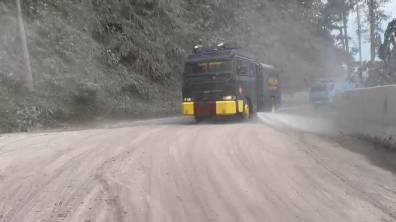 Polres Lumajang Kerahkan Water Canon Bersihkan Lumpur APG Semeru di Jembatan Besuk Koboan