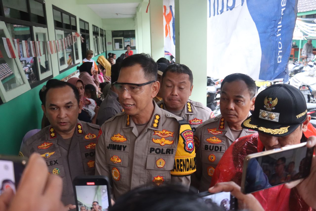 Karo Ops Polda Jatim Salurkan Bantuan dan Pantau Penanganan Pengungsi Erupsi Semeru