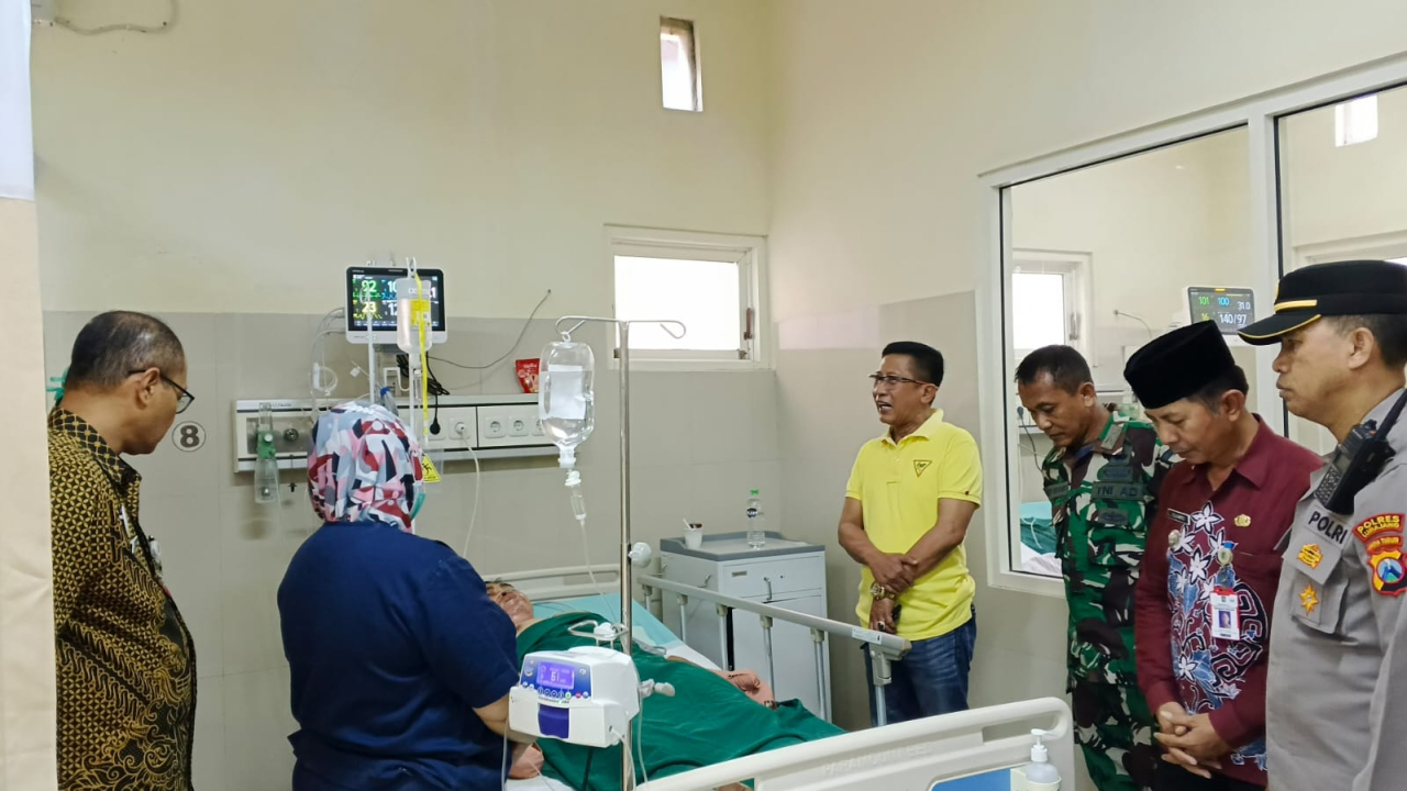 Ketua Golkar Lumajang Jenguk Korban Erupsi Semeru Warga Kediri di RSUD dr Haryoto