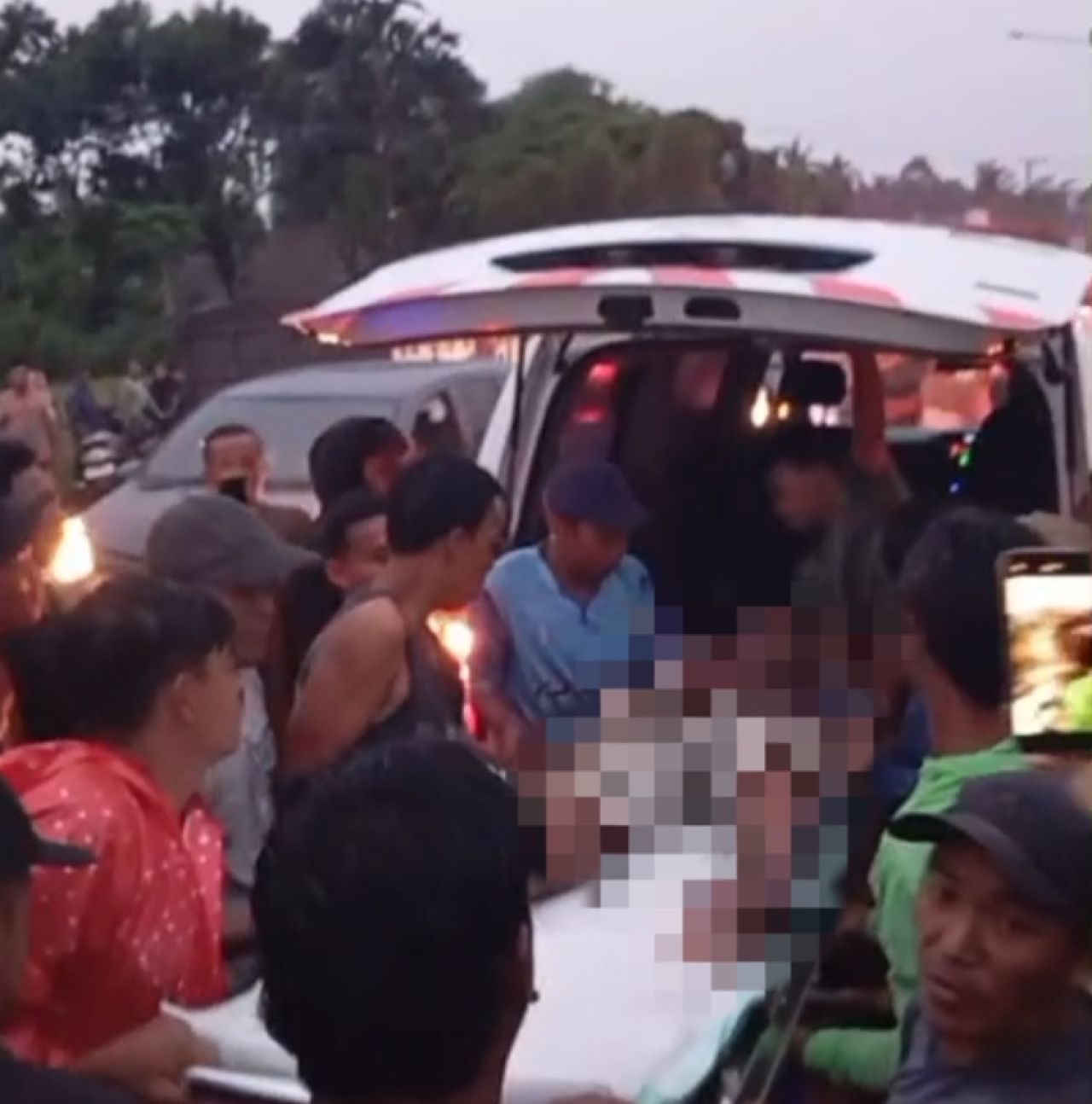 Truk Bermuatan Kayu Hantam Rumah dan Warga di Candipuro: Satu Tewas, Empat Luka-Luka