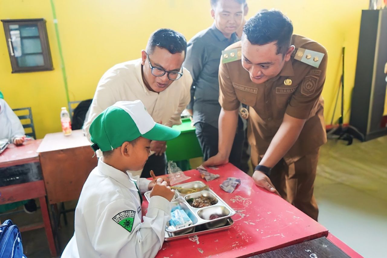 Wakil Bupati Lumajang Tinjau Distribusi Makan Bergizi Gratis di Rowokangkung