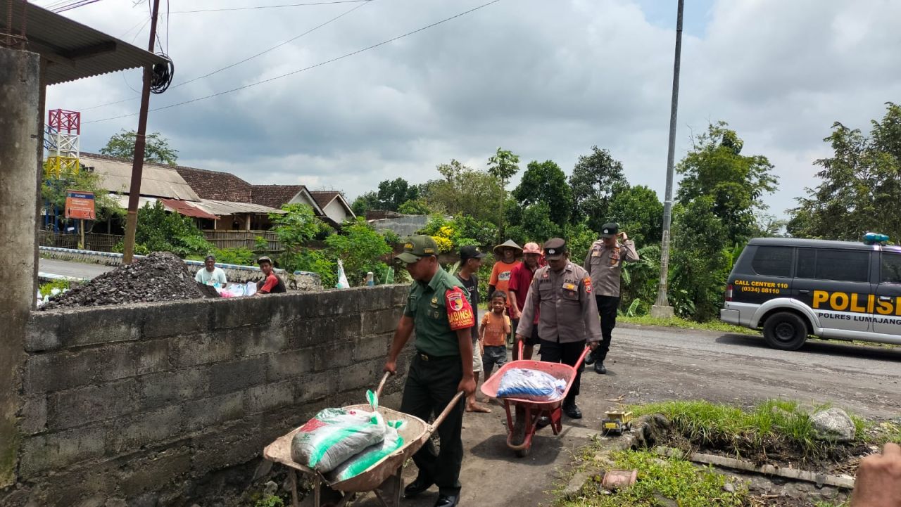 Sinergi TNI–Polri dan Warga Condro Cegah Longsor Susulan di Pasirian