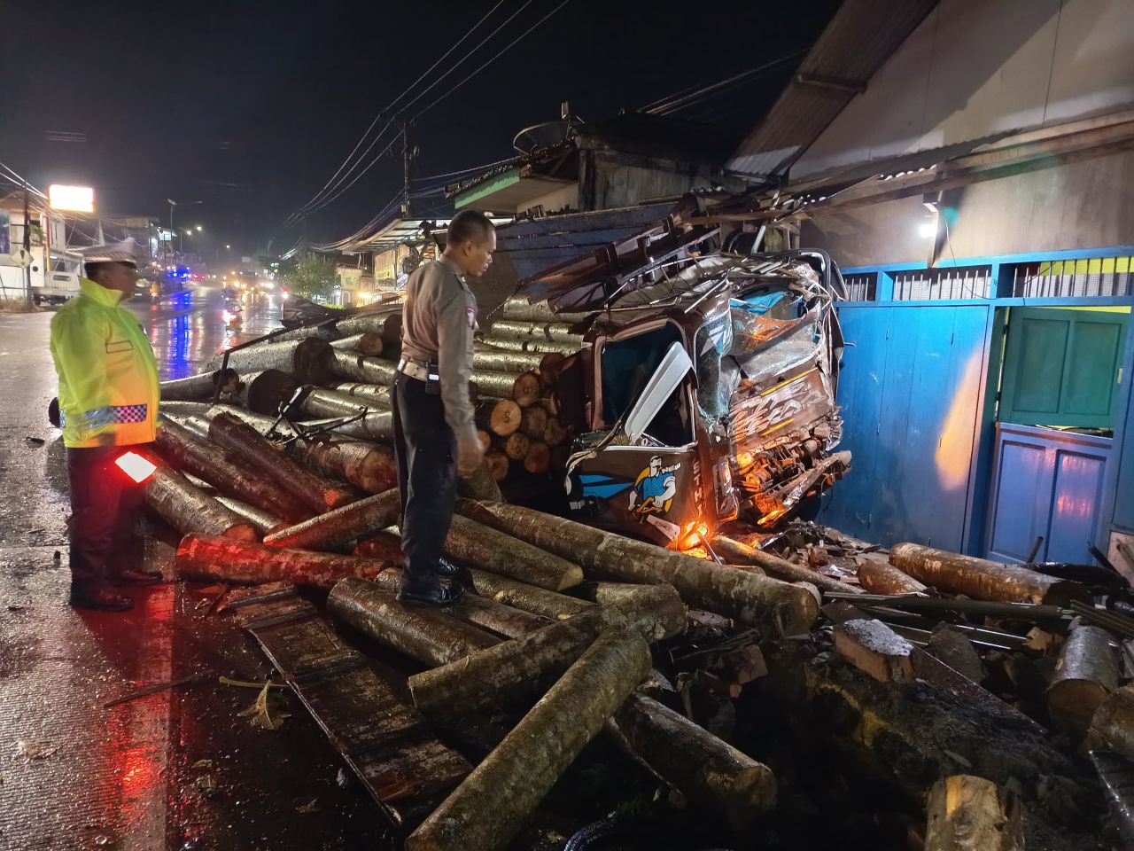 Kronologi Tragis di Candipuro: Rem Blong, Truk Fuso Hantam Beruntun hingga Rumah Warga