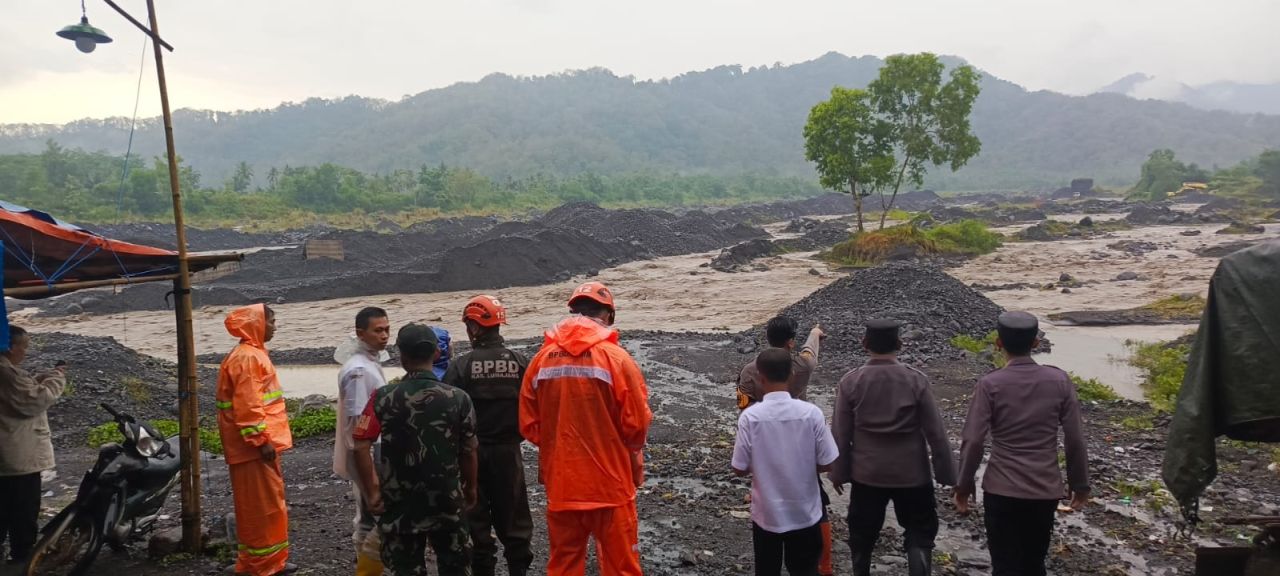 Polsek Pasirian Gerak Cepat Pantau Kenaikan Debit Air Sungai Regoyo Imbas Hujan Deras