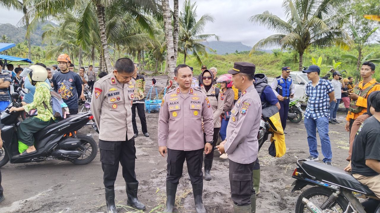 Kapolres Lumajang ‘All Out’ Tangani Dampak Banjir Lahar Semeru