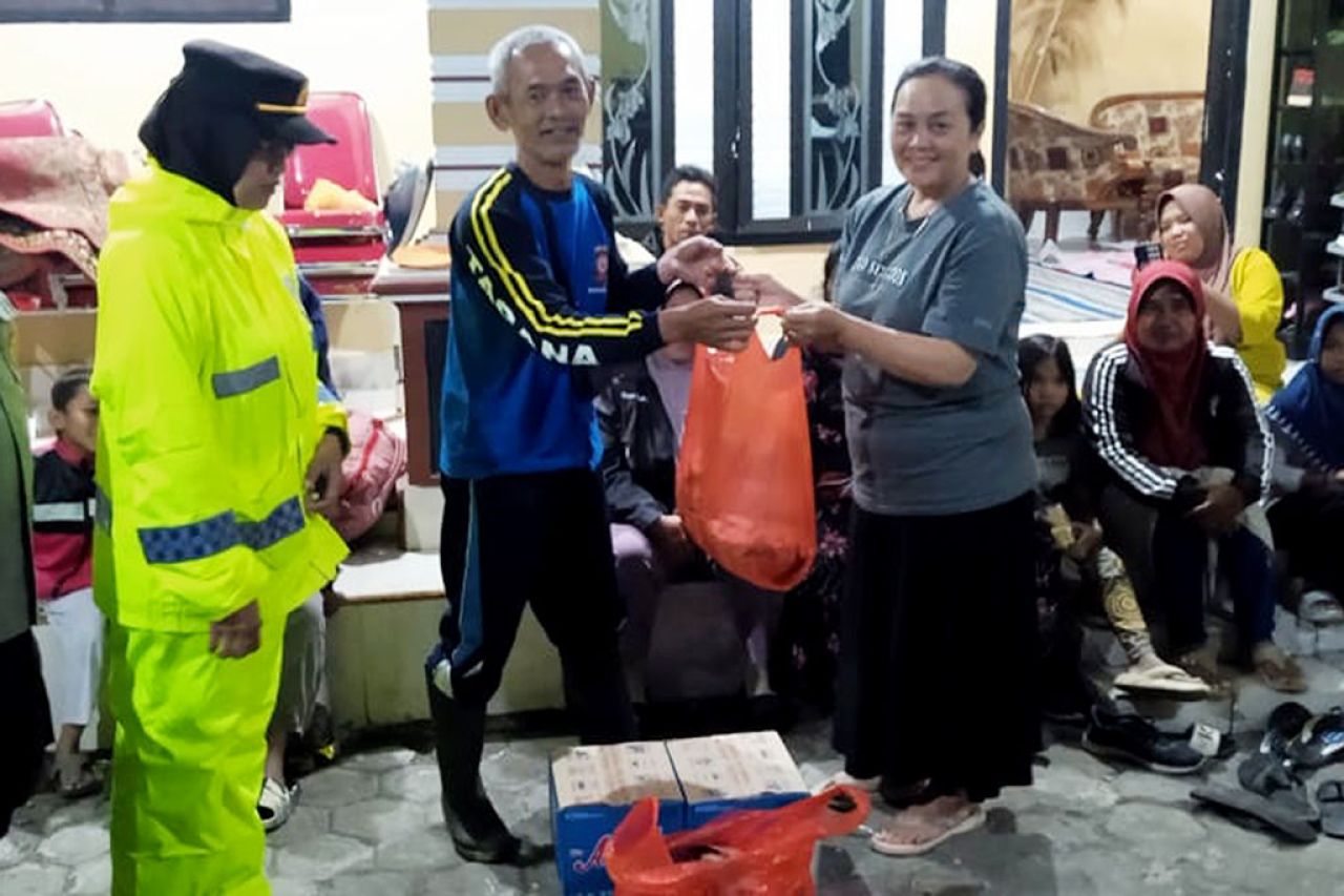 Bantuan Cepat dan Tepat: Makanan Siap Saji Sampai ke Warga Semeru