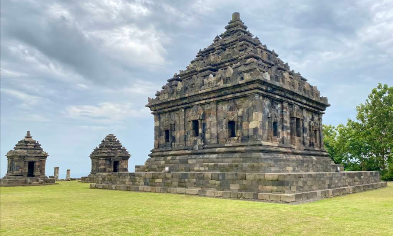 Menatap Langit Senja di Candi Ijo, Candi Tertinggi di Yogyakarta yang Penuh Pesona