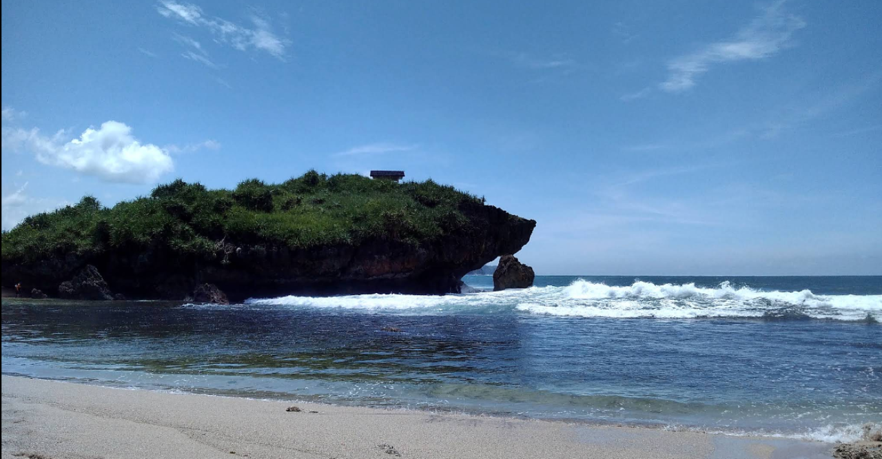Pantai Krakal, Pesona Laut Biru dengan Hamparan Karang di Gunungkidul Yogyakarta