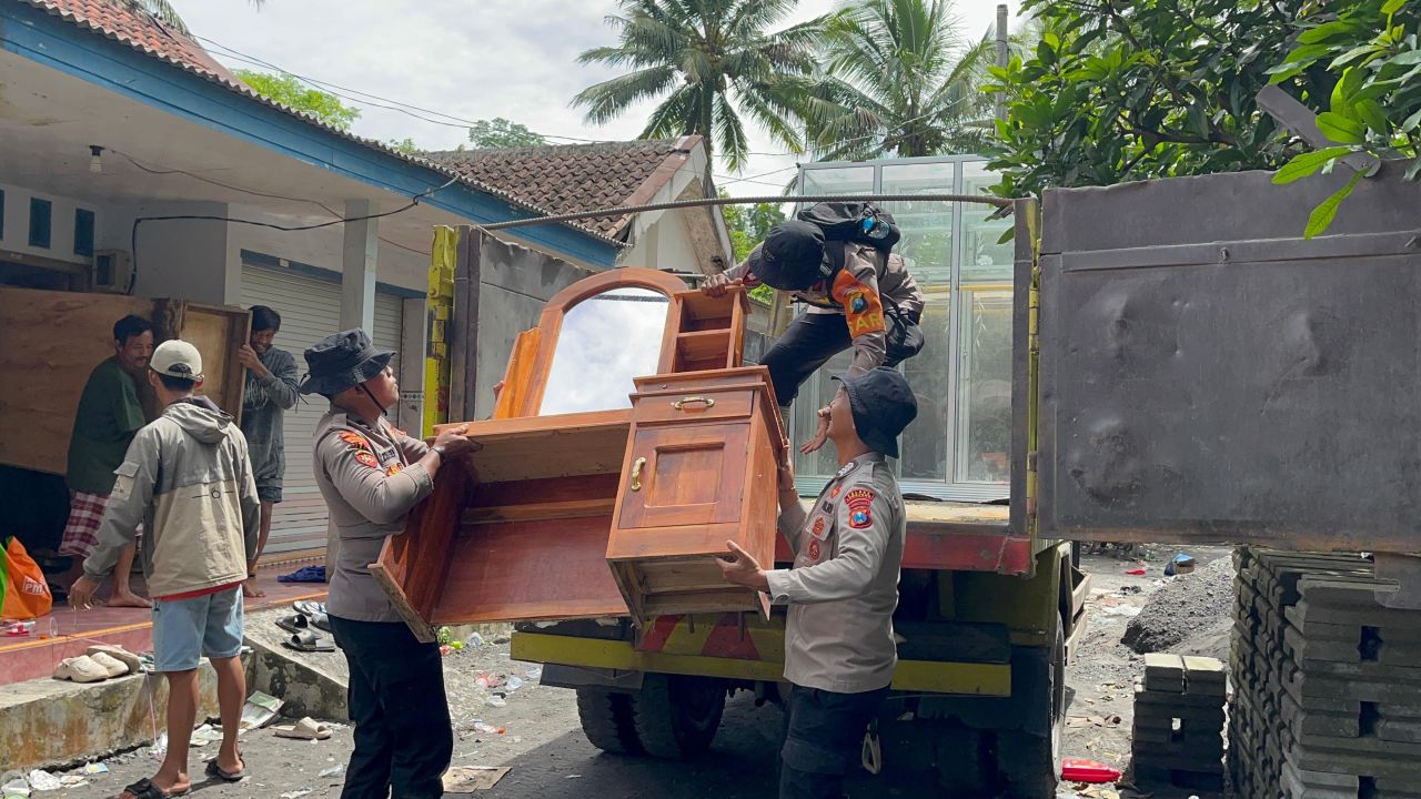Lahar Menerjang, Polisi dan Brimob Bergerak Selamatkan Sisa Kehidupan Warga