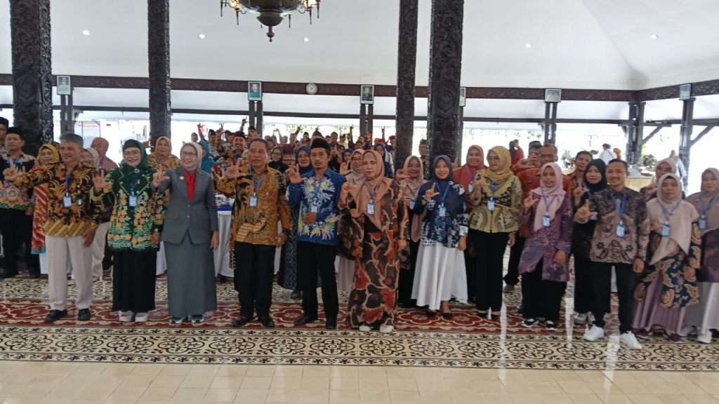 Bupati Indah Amperawati foto bersama para dosen yang ada di Lumajang