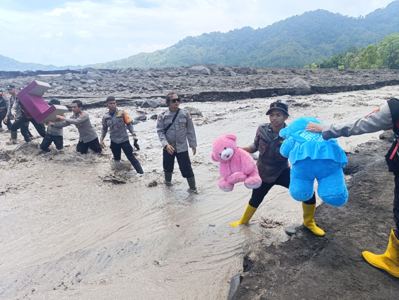 Polri dan Brimob Bergerak Cepat Tangani Dampak Lahar Semeru di Lumajang