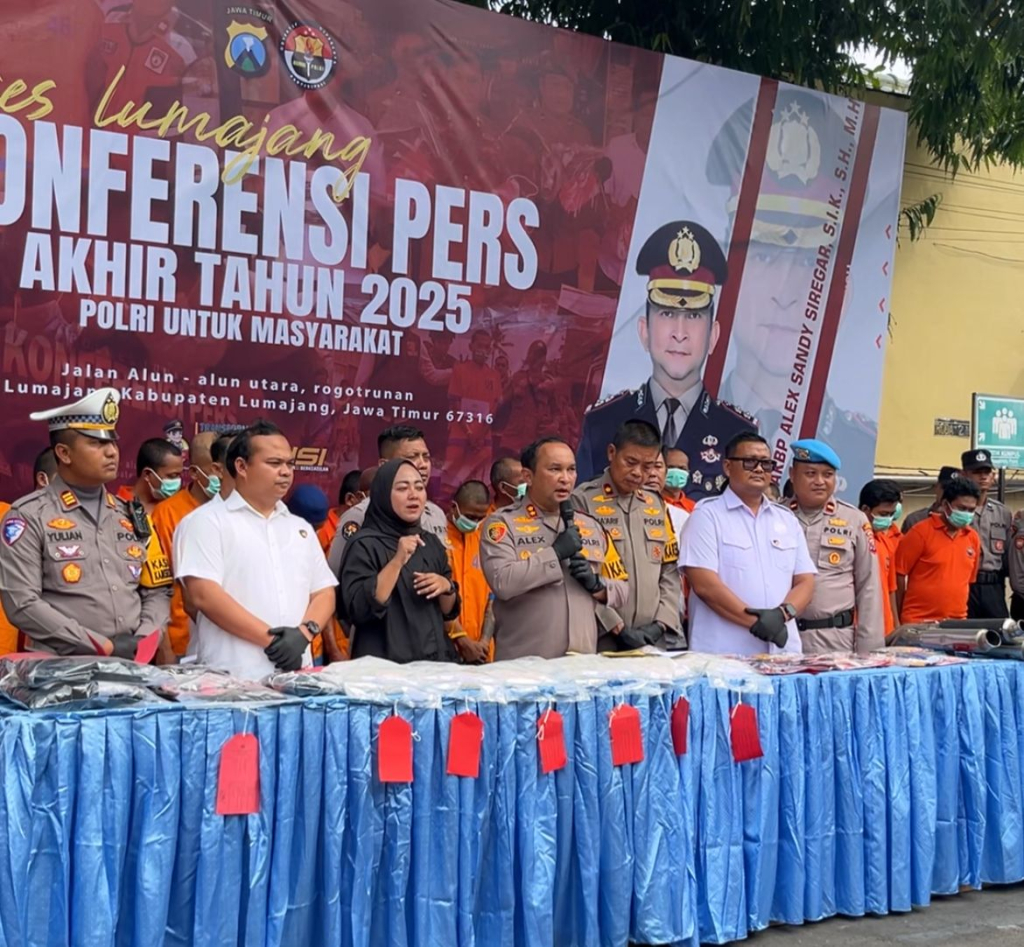 Kapolres Lumajang AKBP Alex Sandy saat konferensi pers (pegang mikrofon)