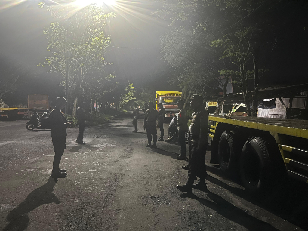 Anggota Polisi ketika patroli di malam hari