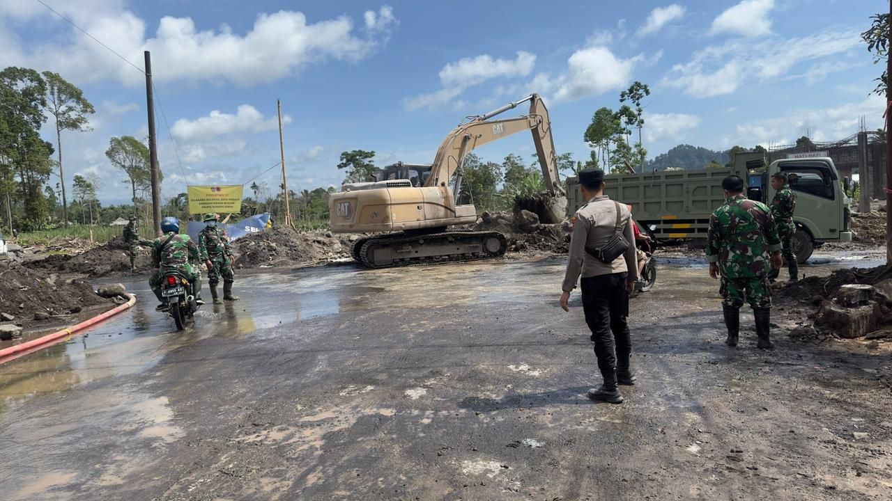 Polsek Pronojiwo Perketat Patroli dan Penyekatan Akses Menuju Lokasi Terdampak Erupsi Semeru
