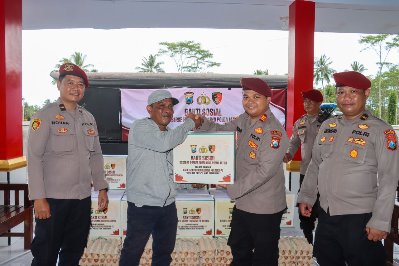 Kasat Reskrim Polres Lumajang AKP Pras menyerahkan bantuan secara simbolis