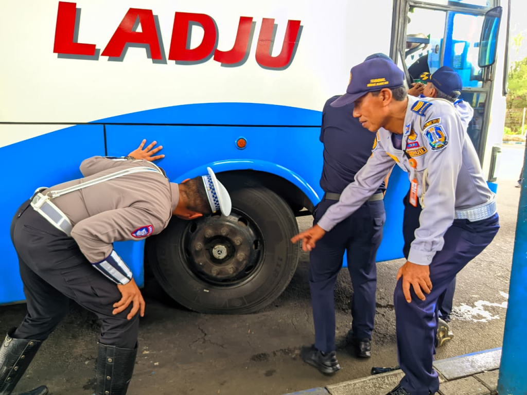 Petugas gabungan dari Polres Lumajang dan Dinas Perhubungan Kabupaten Lumajang melakukan pemeriksaan teknis pada roda dan sistem pengereman bus saat ramp check angkutan umum di Terminal Minak Koncar