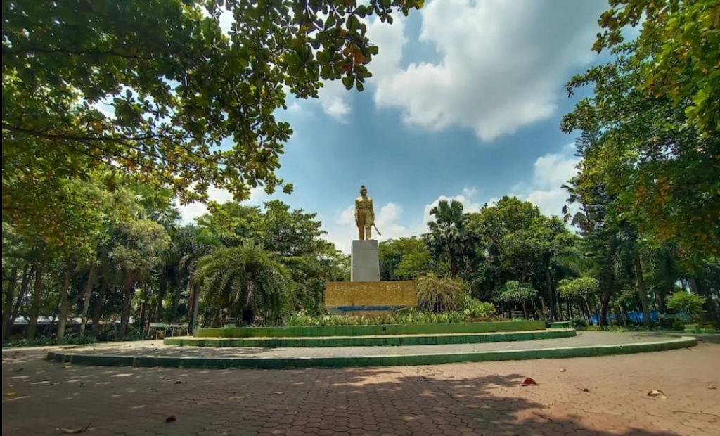 Wisata Alun-alun kota kediri yang sering dikunjungi banyak orang untuk bersantai, berkumpul bersama keluarga, menikmati kuliner, berolahraga, hingga menikmati suasana kota (Gmap/Abdul_L.A.W.)