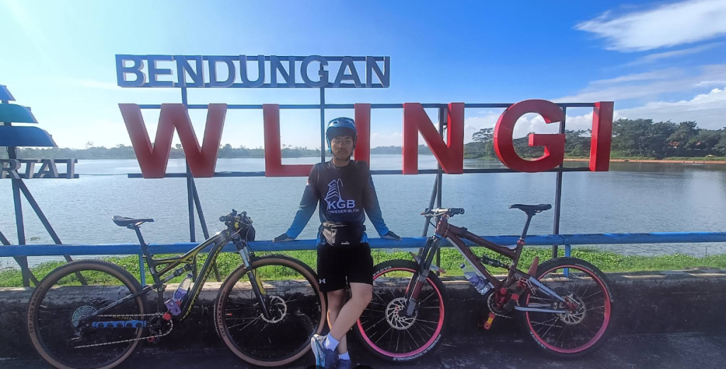 Wisata bendungan Wlingi Raya yang sering dikunjungi banyak orang untuk mulai dari wisata keluarga, rekreasi murah meriah, memancing, hingga fotografi alam (Gmap/Bobby Aravane)