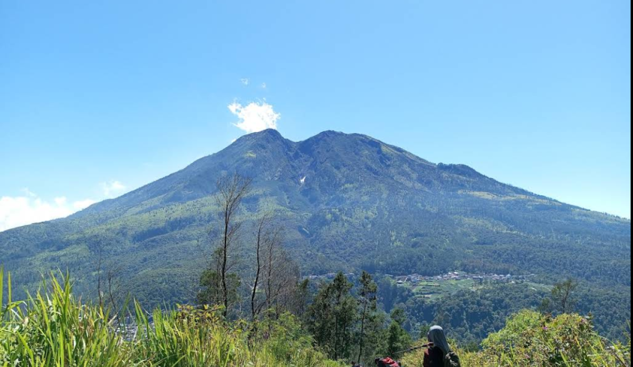 Bukit Mongkrang Karanganyar , Surga Pendakian Ringan dengan Panorama Lawu yang Memukau