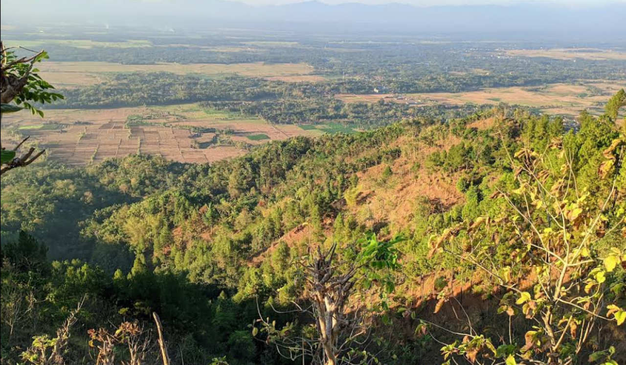 Bukit Watu Sodong, Pesona Tebing Alami yang Menjadi Primadona Baru di Banjarnegara