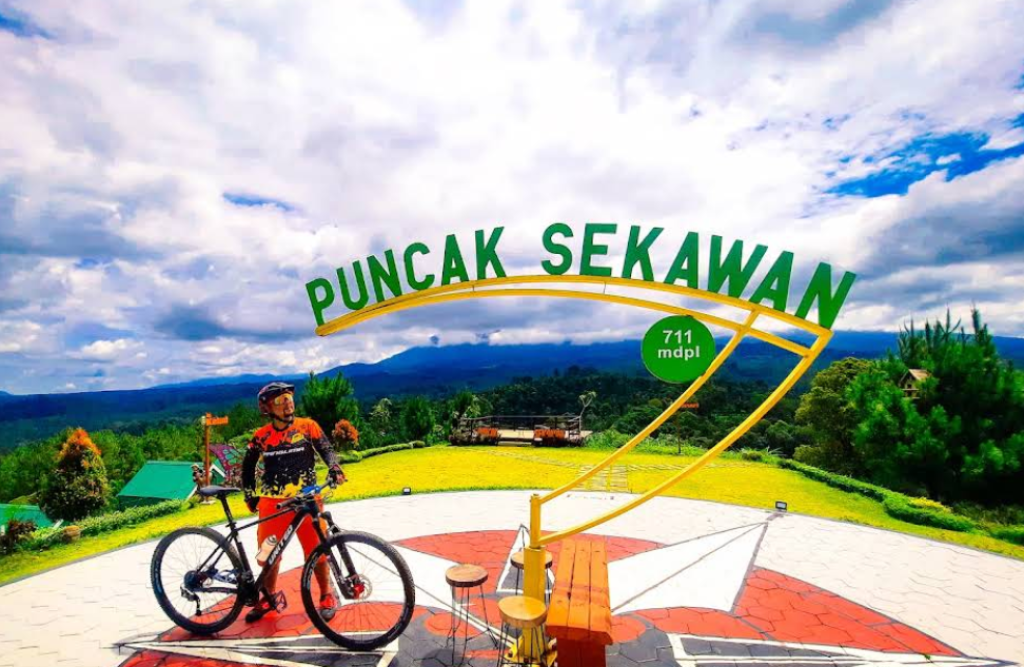 Wisata Camping Ground & cafe puncak sekawan yang sering dikunjungi banyak orang untuk menikmati wisata alam, bersantai di cafe dengan panorama perbukitan, hingga berburu spot foto (Gmap/Fachry Letter)