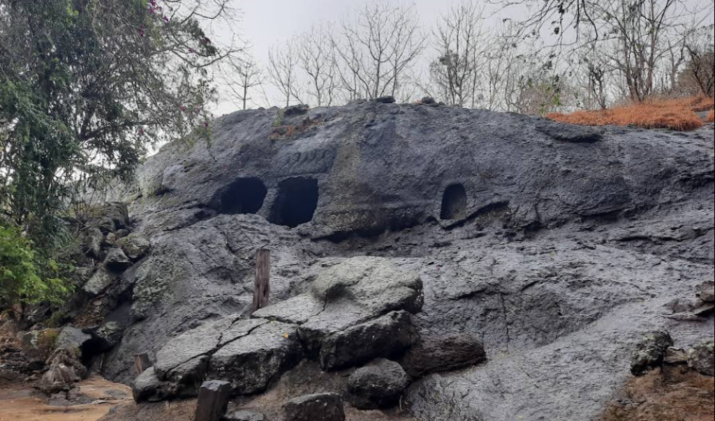 Wisata Goa Selomangleng yang sering dikunjungi banyak wisatawan untuk wisata sejarah dan budaya, ziarah spiritual, edukasi, serta menikmati keindahan alam (Gmap/Jan Koenders)