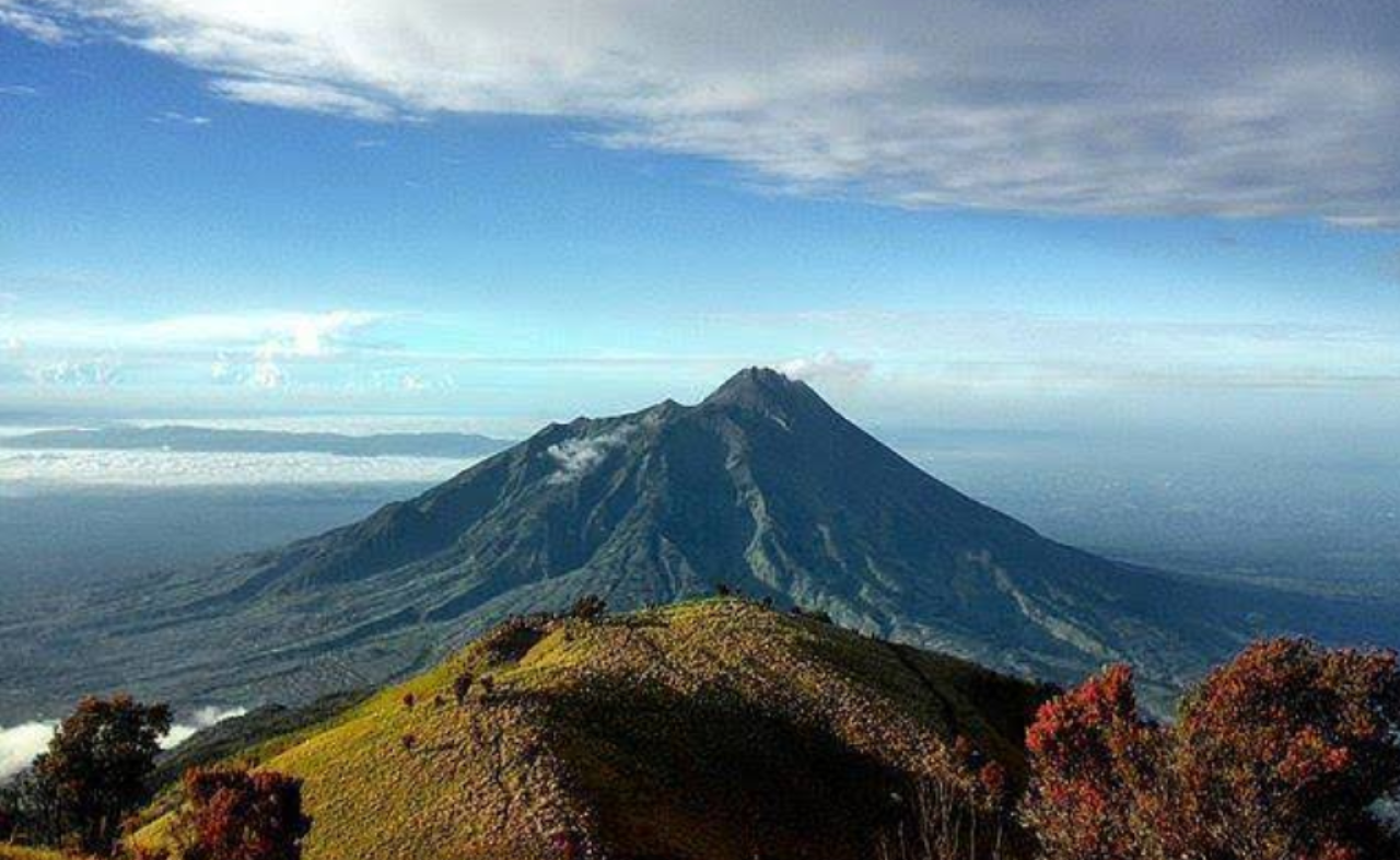 Gunung Lawu, Destinasi Wisata Favorit Pendaki dengan Panorama Mistis dan Menawan di karanganyar