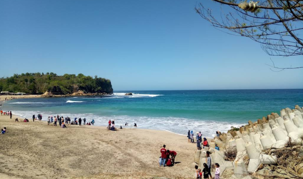 Wisata Pantai Tambakrejo Blitar yang sering dikunjungi banyak wisatawan untuk mulai dari rekreasi keluarga, wisata kuliner laut, hingga fotografi dan edukasi perikanan (Gmap/Kurniawan Efendi)