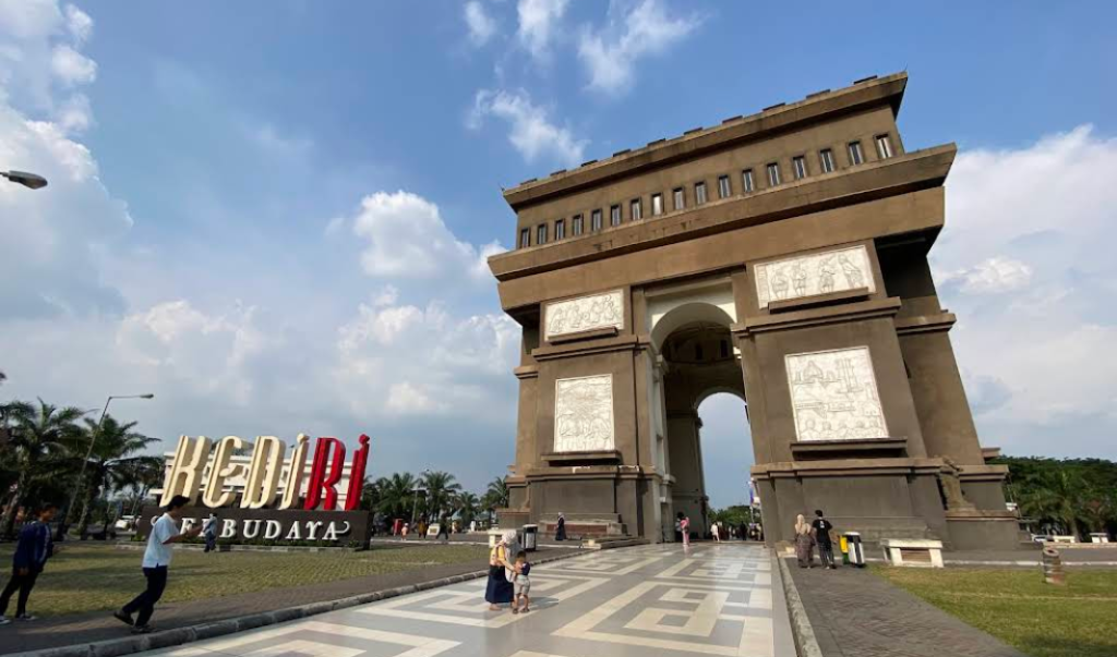 Wisata Simpang Lima Gumul yang sering dikunjungi banyak orang untuk mulai dari rekreasi ringan, bersantai, hingga menikmati suasana kota (Gmap/Tanti Journey)