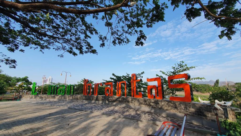 Wisata Taman Brantas yang sering dikunjungi banyak orang untuk rekreasi ringan, bersantai, berolahraga, serta menikmati ruang terbuka hijau di tengah kota (Gmap/frendy setiawan)