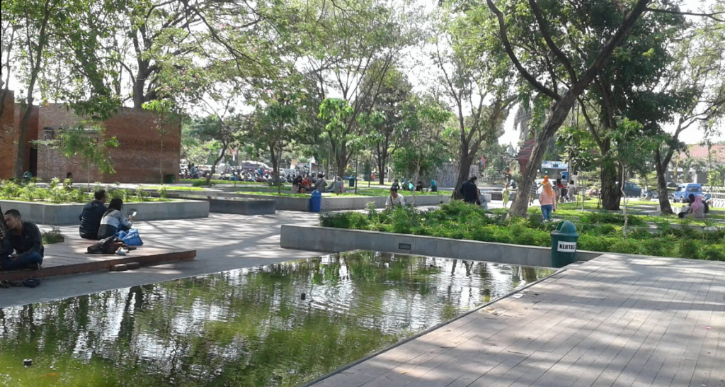 Wisata Taman Sekartaji kediri yang sering dikunjungi banyak orang untuk rekreasi ringan, olahraga, bersantai, serta menikmati ruang terbuka hijau (Gmap/ally buhana)