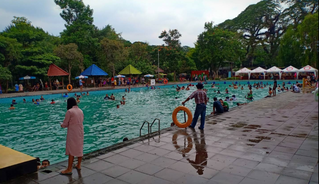 Wisata Taman Wisata tirtoyoso park yang sering dikunjungi banyak wisatawan untuk rekreasi keluarga, bermain dan berenang, bersantai di ruang terbuka hijau (Gmap/ayub satria)