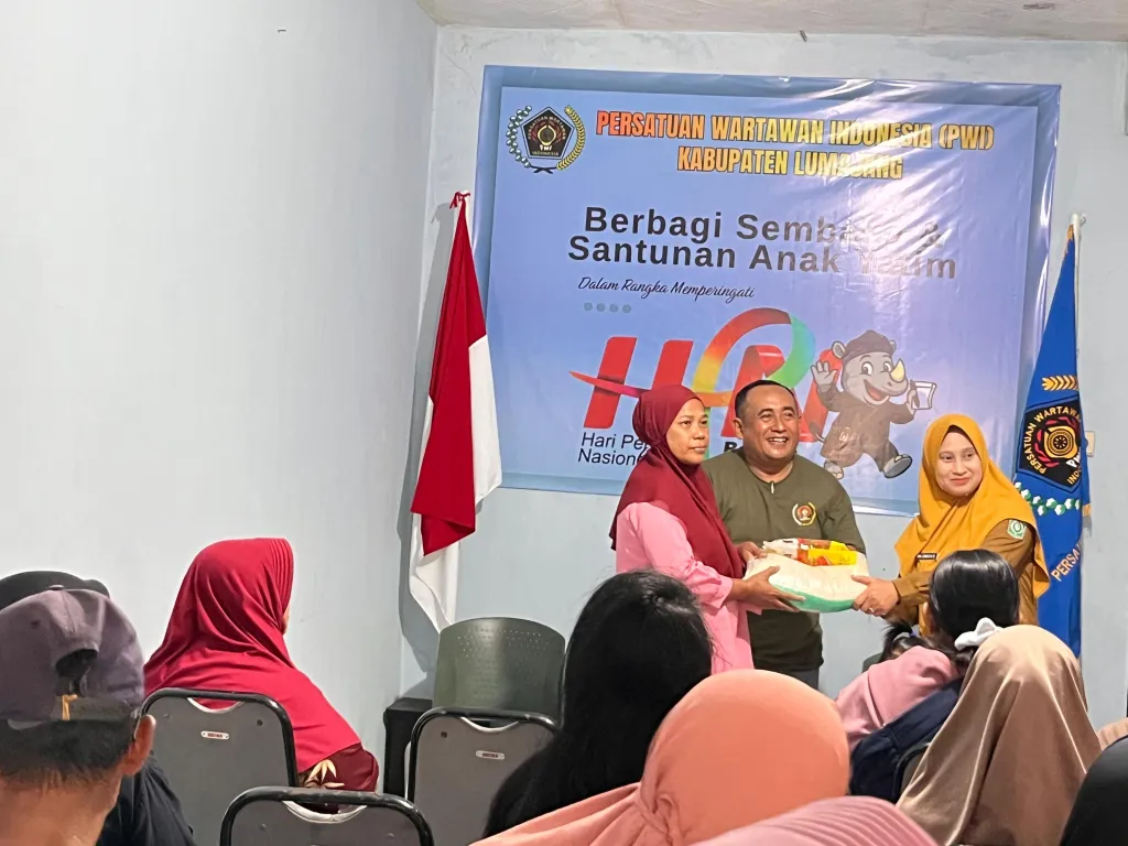 Sambut HPN 2026, PWI Lumajang Salurkan Sembako untuk Warga Kurang Mampu