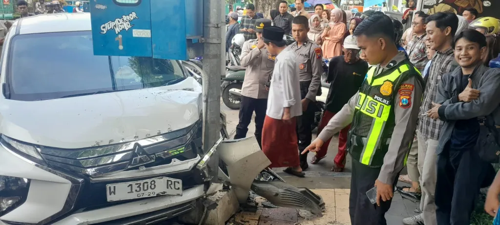Maut Mengintai di Alun-alun Lumajang, Motor Dihantam Mobil, Satu Orang Tewas