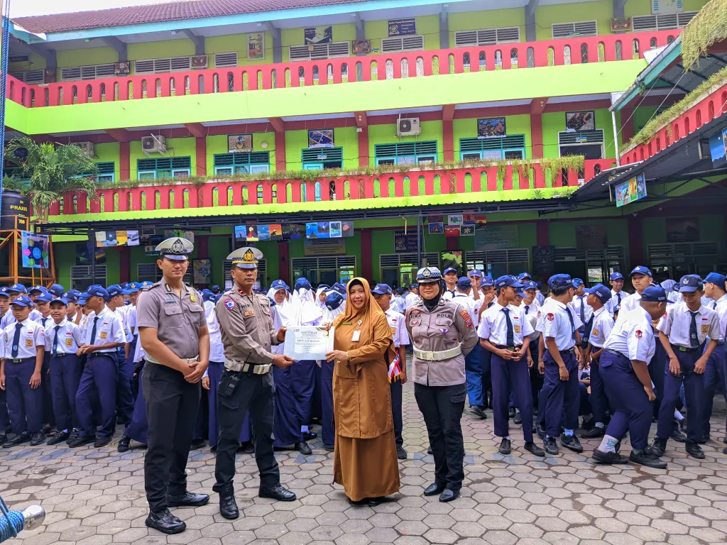 Tekan Pelanggaran Pelajar, Satlantas Polres Lumajang Edukasi Tertib Lalu Lintas di SMPN 5 Lumajang