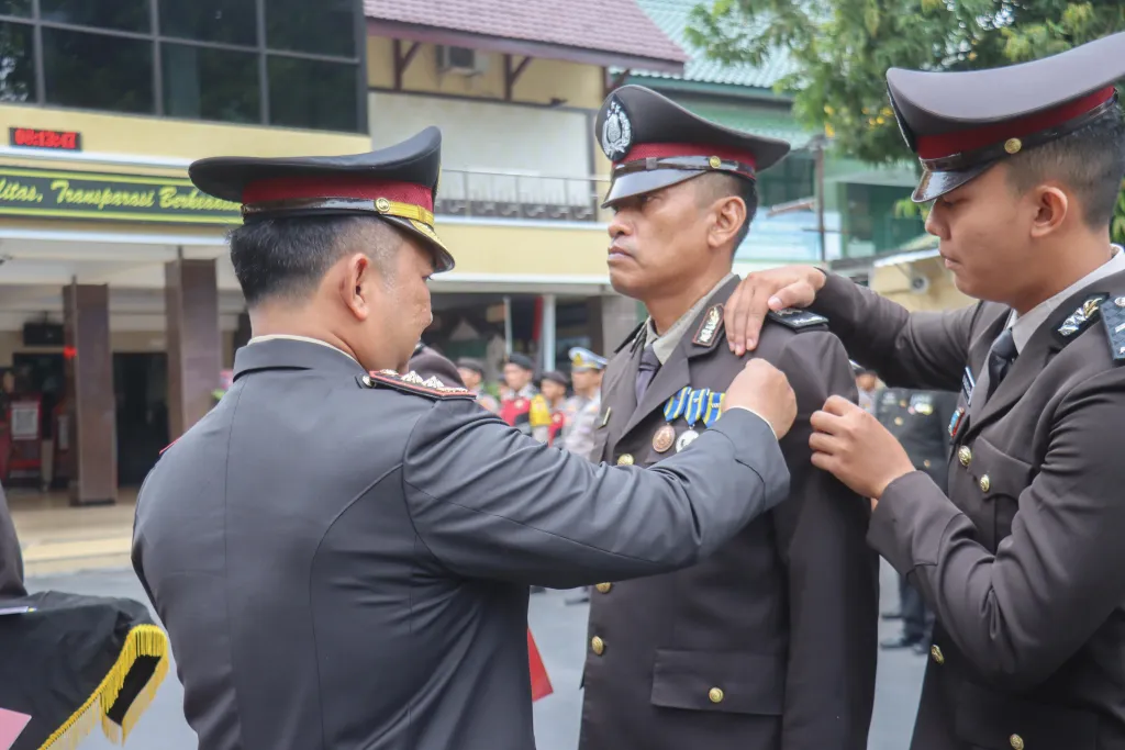 35 Personel Polres Lumajang Digelari Satya Lencana Pengabdian