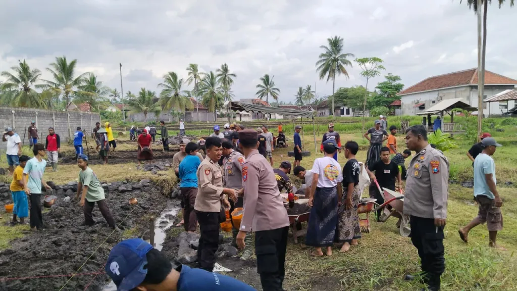 Polsek Pasirian dan Koramil Gotong Royong Bangun Asrama Putri Ponpes Hidayatul Mustofa