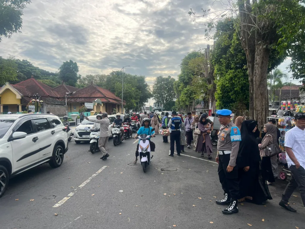 Polisi Amankan Pemberangkatan Jamaah Umroh di Lumajang