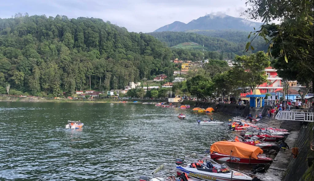 Telaga Sarangan, Ikon Wisata Alam Favorit di Lereng Gunung Lawu Magetan