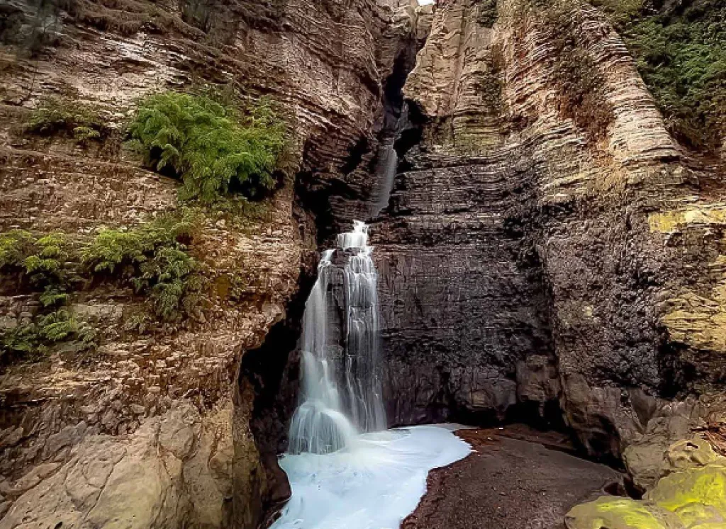 Air Terjun Gentongan, Pesona Alam Tersembunyi di Lereng Ijen Bondowoso