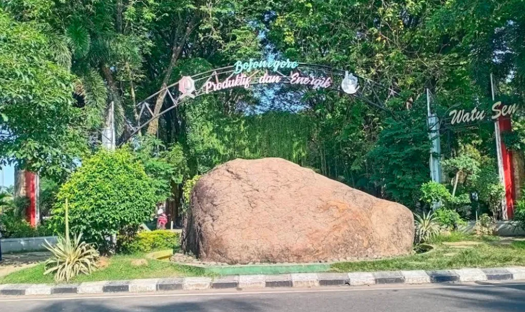 Watu Semar, Wisata Ikonik Bernuansa Budaya di Pusat Kota Bojonegoro