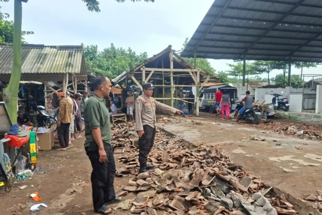 Lapak Pasar Krai Ambruk Saat Aktivitas Pagi, Polsek Yosowilangun Ungkap Kronologi