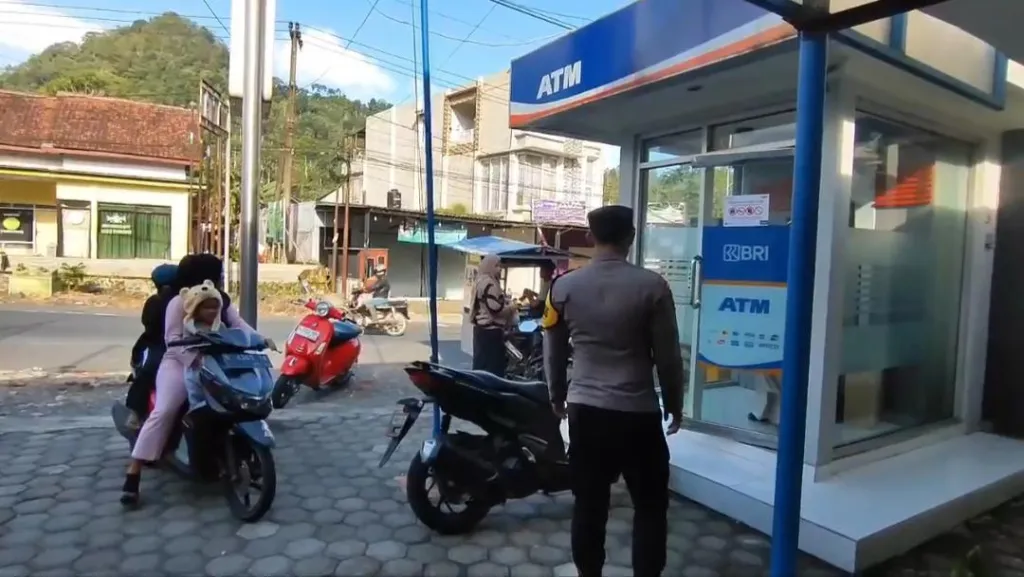 Polsek Pronojiwo Intensifkan Patroli Siang, Antisipasi Kejahatan 3C di Jalur Publik dan Perbankan