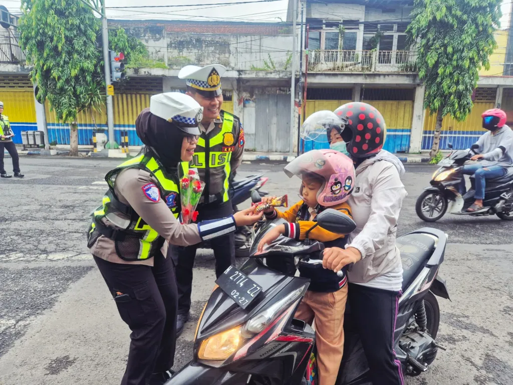 Tertib Berlalu Lintas, Pengendara Lumajang Diganjar Bunga dan Cokelat