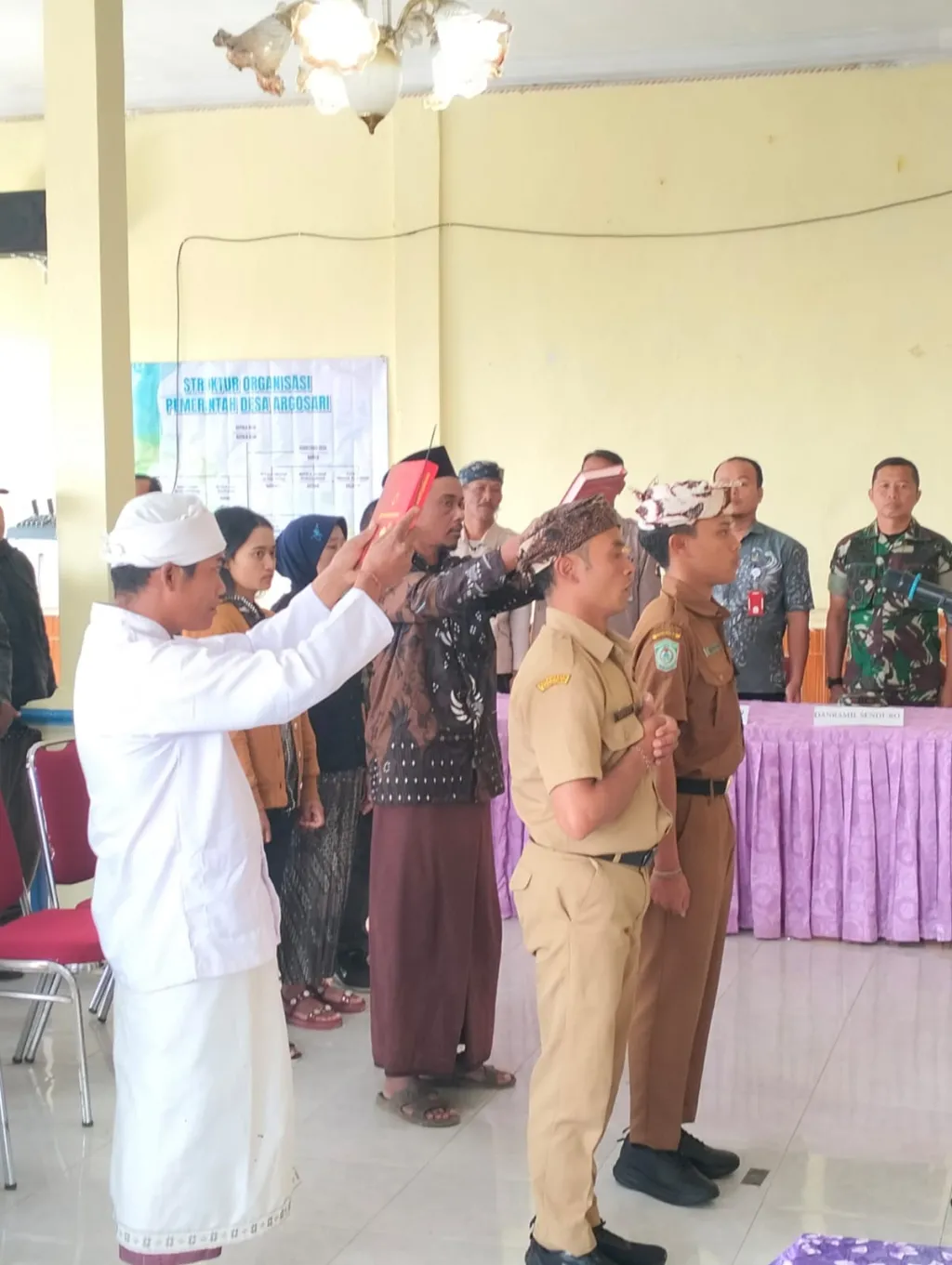 Sekdes dan Kasun Baru Dilantik, Kapolsek Senduro Tekankan Integritas dan Stabilitas Desa