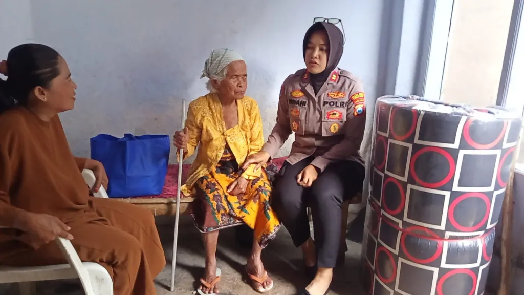 Air Mata Haru di Rumah Reyot: Polisi Datang Bawa Harapan untuk Nenek Murtimah