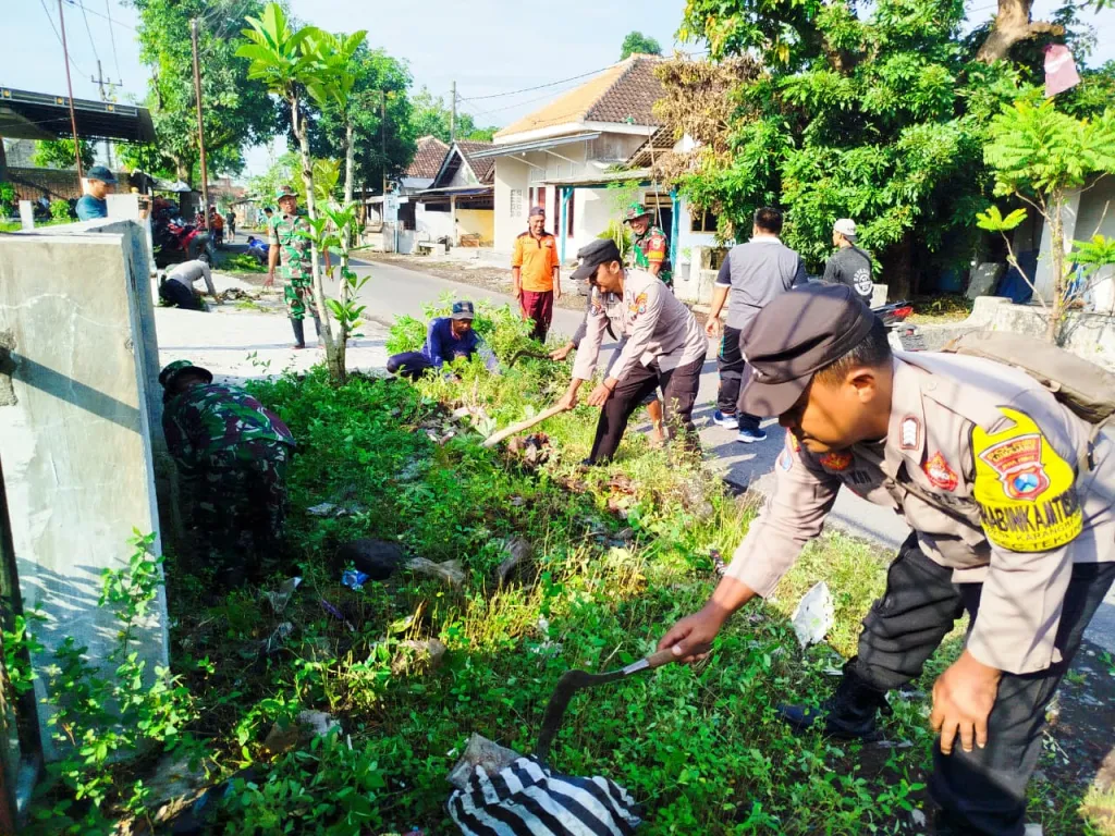 Polri, TNI, dan Pemda Gelar Karya Bakti Terpadu Gerakan ASRI di Tekung Lumajang