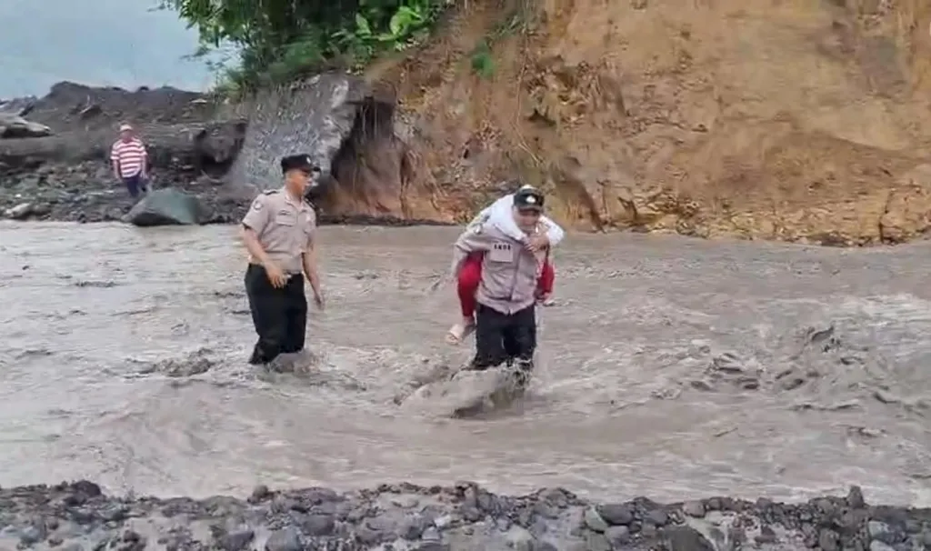 Aksi Heroik Polisi Gendong Siswa SD Seberangi Lahar Dingin Gunung Semeru Demi Sekolah